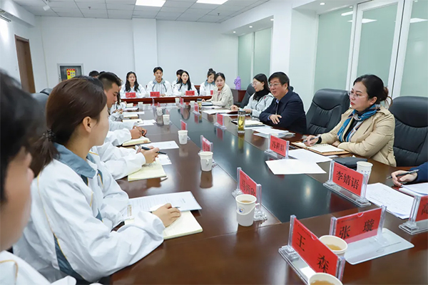 党委书记冯印涛与我院学生代表进行座谈