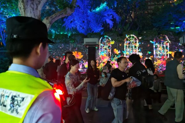 九鼎配资 上海市中心这场光影秀“人从众”！多亏了他们多维联动全程护航